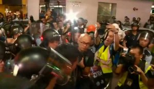 Hong Kong: la police charge des manifestants à Mongkok