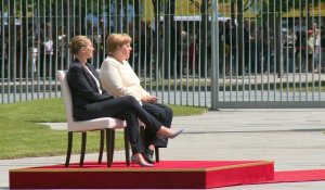 Au lendemain de tremblements, Merkel s'asseoit pour les hymnes
