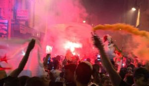 Les supporters algériens fêtent la victoire à Paris