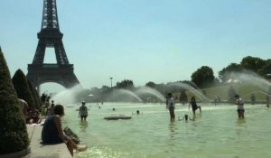 Les Parisiens se rafraichissent dans les bassins du Trocadéro