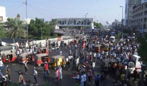 Des Irakiens continuent de manifester à Bagdad, défiant le couvre-feu