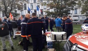 Des pompiers se rassemblent devant le tribunal de grande instance de Lille