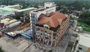 Philippines: immeuble endommagé après un nouveau séisme meurtrier