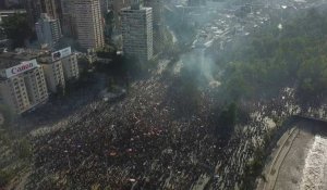 Images aériennes: des milliers de manifestants à Santiago du Chili