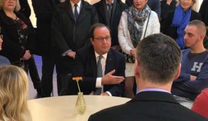 François Hollande en visite à L'Envol, centre de réinsertion sociale et professionnelle par l'art à destination des jeunes décrocheurs scolaires, à Arras (2)