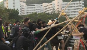 Hong Kong: les manifestants testent une catapulte faite maison