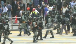 La police anti-émeutes arrive dans le quartier d'affaires de Hong Kong