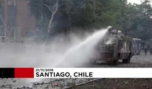 Chili : les manifestants font face aux canons à eau