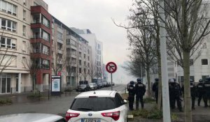 Rue Doumer à La Madeleine, la police vient de tirer deux grenades de gaz lacrymogène avant de reprendre position au Romarin.