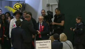 Législatives au Royaume-Uni: le chef du parti travailliste Jeremy Corbyn arrive dans un centre de dépouillement