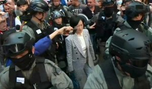 Une députée pro-Pékin chahutée par la foule à Hong Kong