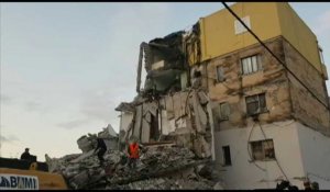 Albanie: les services de secours nettoient les débris d'un bâtiment effondré après le séisme