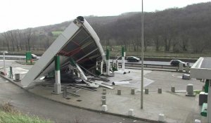 Tempête Elsa: une station essence s'effondre sur l'A47 dans le Rhône