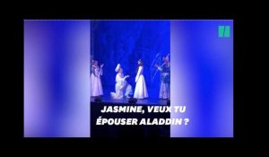 Aladdin fait sa demande en mariage à Jasmine sur une scène britannique