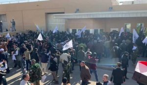 Des manifestants attaquent l'ambassade américaine à Bagdad après des raids