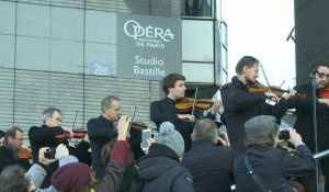Retraites: l'orchestre national de l'Opéra de Paris joue sur le parvis de la Bastille