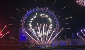 Londres célèbre le Nouvel An avec un feu d'artifice sur le London Eye