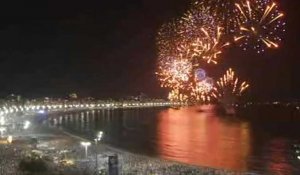 Rio de Janeiro célèbre le Nouvel An avec un feu d'artifice sur la plage de Copacabana