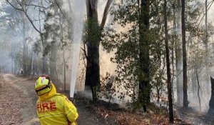 Incendies en Australie : Les pompiers luttent contre le feu pour rendre possible les évacuations