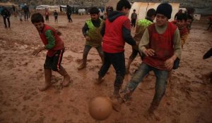 Syrie: match de football dans la boue pour des enfants déplacés