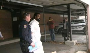 USA: le suspect de l'attaque à l'arme blanche escorté hors du tribunal