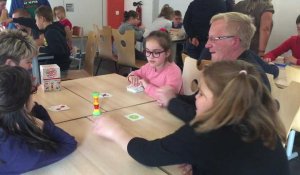 Des enfants de l'IME de Riencourt-lès-Bapaume profitent de jeux de société offerts par le Nöel des déshérités 