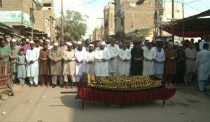 Train incendié au Pakistan: les familles à la recherche de leurs proches, début des enterrements