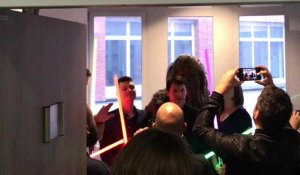 James Blunt dans les locaux de La Voix du Nord avec les personnages de Star Wars