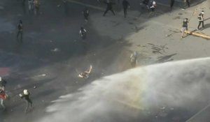 Chili: la police asperge les manifestants avec des canons à eau à Santiago
