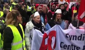 Grève du 5 décembre à Troyes : les manifestants sont devant la préfecture
