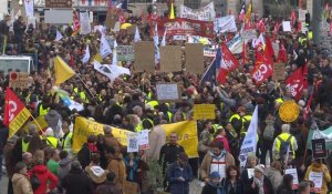 Retraites: mobilisation massive en France