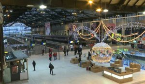 Deuxième jour de grève dans les transports: images de la gare de Lyon à Paris quasi déserte