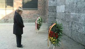 La chancelière allemande Angela Merkel rend hommage aux victimes d'Auschwitz