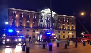 La nuit est tombée, les opérations de pompiers continuent à la mairie d'Annecy