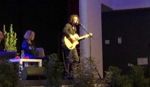 Olivier Savignac interprète une chanson, lors d'une soirée du diocèse d'Annecy consacrée aux abus sexuels sur mineurs