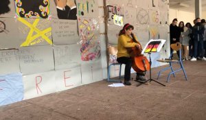 Cholet. L'Hymne à la joie, au pied de la reconstitution du Mur de Berlin 