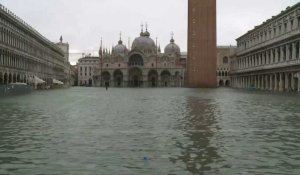 La place Saint-Marc inondée, alors qu'un nouveau pic de marée haute est attendu à Venise