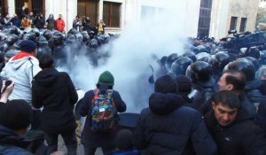 Géorgie: la police disperse les manifestants avec des canons à eau