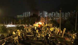 Des manifestants de Hong Kong mettent le feu à une camionnette