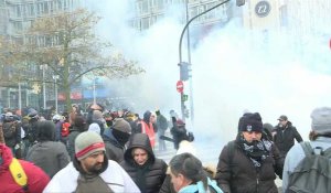 Gillets jaunes: affrontements entre la police et des casseurs à Paris