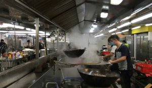 Hong Kong: les étudiants aux fourneaux de la cantine universitaire (2)