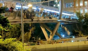 A Hong Kong, fuite spectaculaire de manifestants assiégés par la police