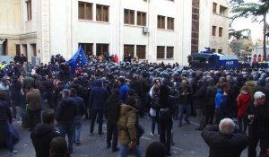 Géorgie: la police disperse les manifestants avec des canons à eau