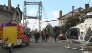 Pont effondré au nord de Toulouse: les services d'urgence sur les lieux