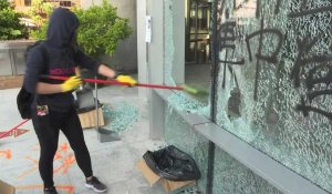 Hong Kong: nettoyage des rues après une semaine de chaos