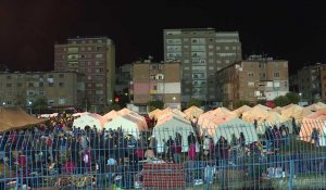 Albanie: des habitants de la ville de Durres s'abritent dans des tentes pour la nuit