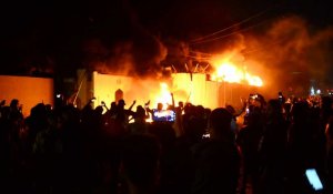 Des manifestants irakiens incendient le consulat d'Iran à Najaf