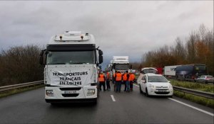 Des transporteurs routiers bloquent les camions à la frontière sur l'A2