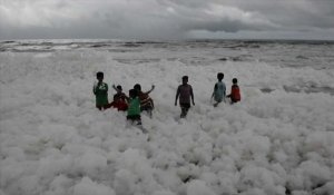 Sur la côté indienne, une mousse toxique causée par la pollution