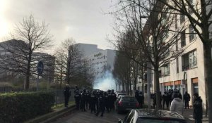 A La Madeleine, une trentaine de policiers dispersent un groupe de 300 lycéens par deux tirs de grenades lacrymogènes.